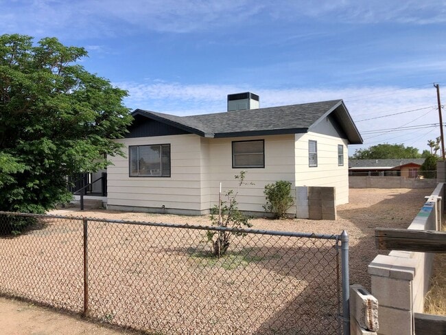 Building Photo - Cute 3 Bedroom Home on Large Fully Fenced Lot!