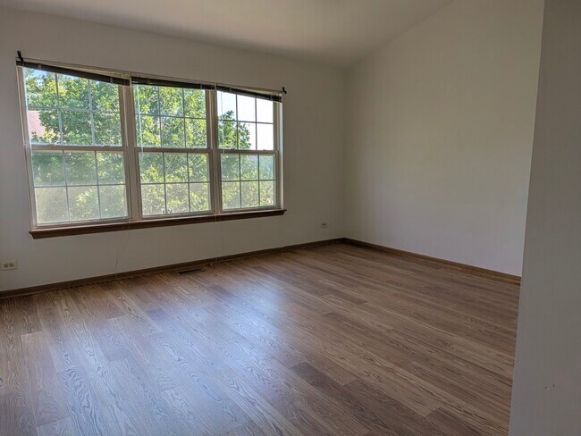 Building Photo - 2542 Golf Ridge Cir