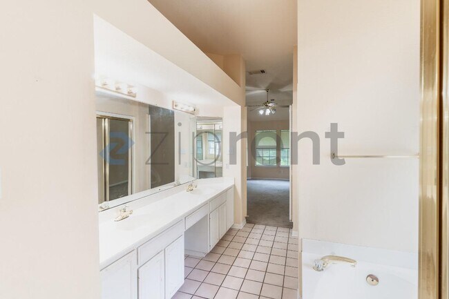 Building Photo - 1215 Timber Bend Dr