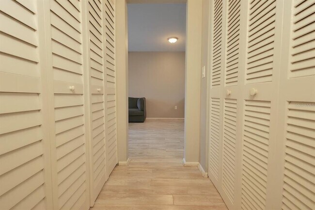 Building Photo - 2124 N Tamiami Trl