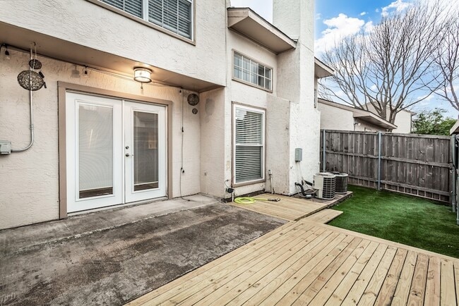 Building Photo - 13109 Burninglog Ln