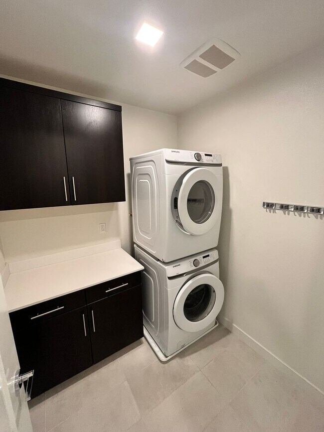 Building Photo - Move in Ready! Modern Mission Valley Condo in Civita Park