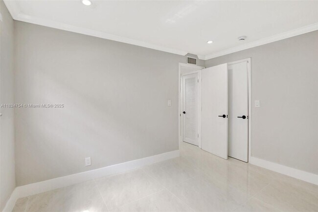 Building Photo - 5450 Hollywood Blvd