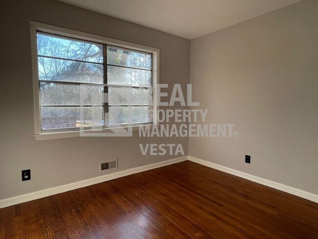 Building Photo - Four Bedroom House in Milledgeville
