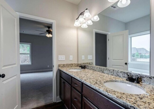 Building Photo - 5885 Ridgedale Ct