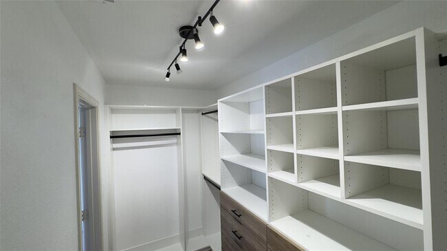 Building Photo - 700 Sweet Leaf Ln
