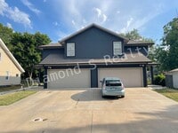 Building Photo - Updated 4 Bed Duplex close to MSU and Down...