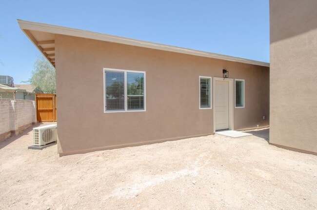Building Photo - 1720 E Edison St