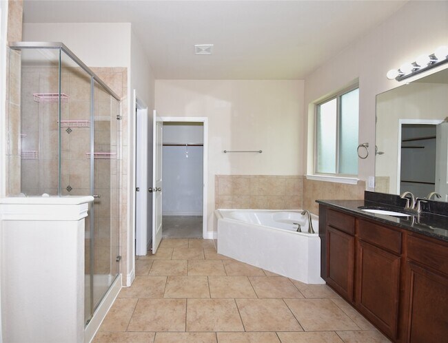 Building Photo - 5623 S Denham Ridge Ln