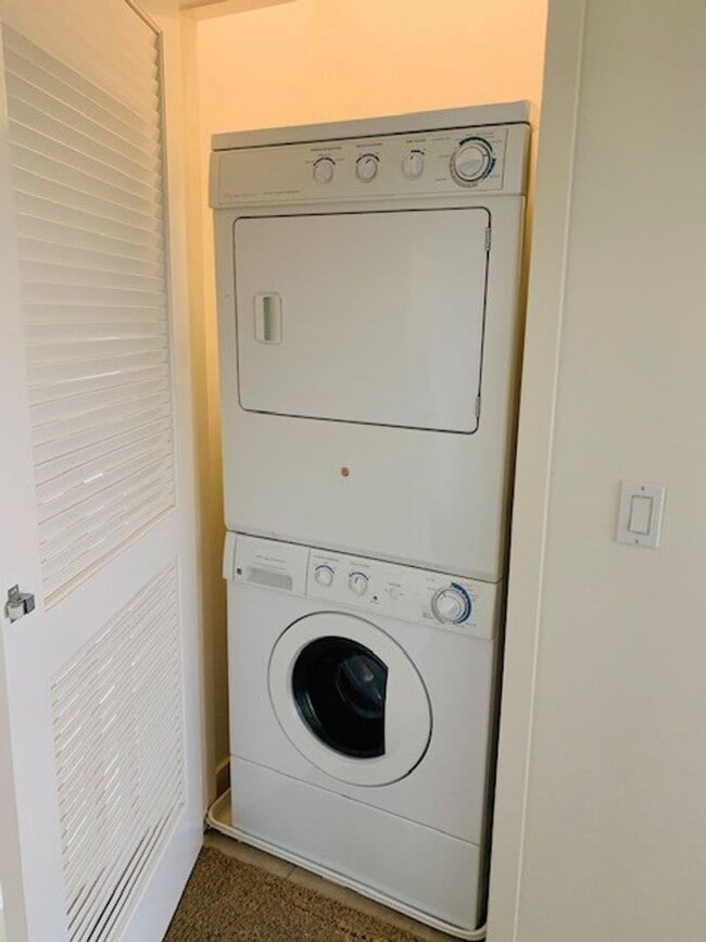 Building Photo - Beautiful & Spacious 3/3 In the Solaire Co...