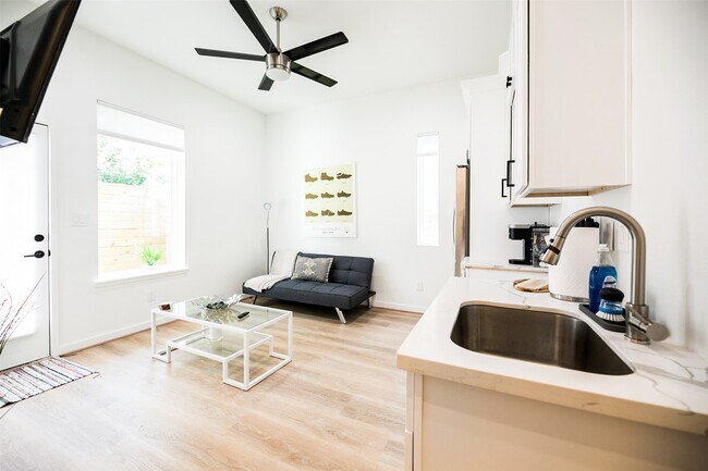 Building Photo - 4303 Chester St