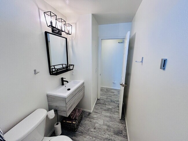 Building Photo - Charming 3 Bedroom House with Pool in Friendly Hills, Joshua Tree