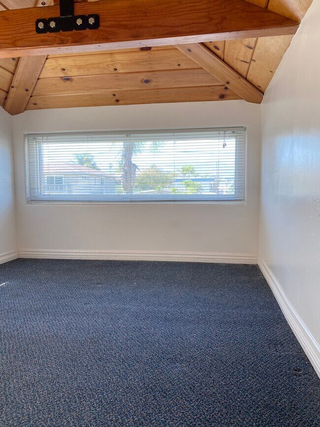 Building Photo - 6581 Del Playa Dr