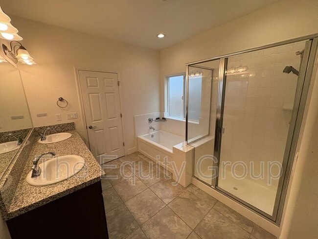 Building Photo - 2234 S Oakhurst Ct