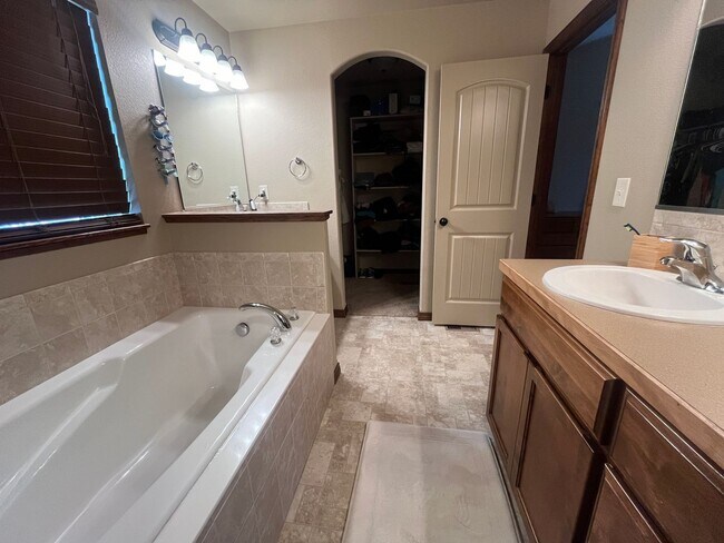 Building Photo - Beautiful single-family home in Berthoud!