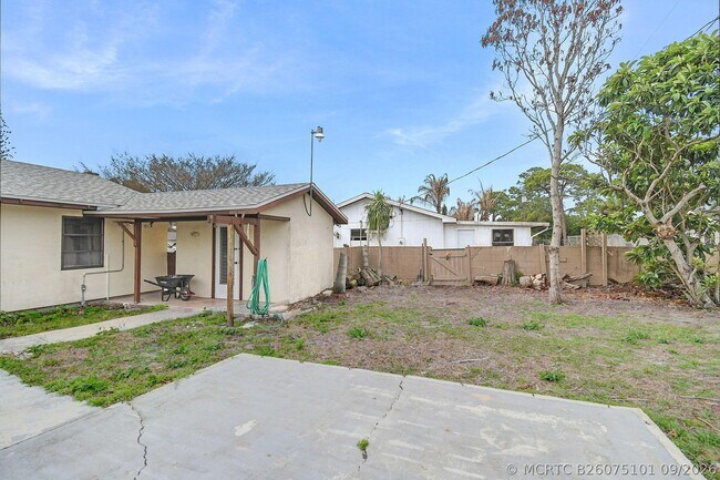Building Photo - 325 NW Rebecca Ave