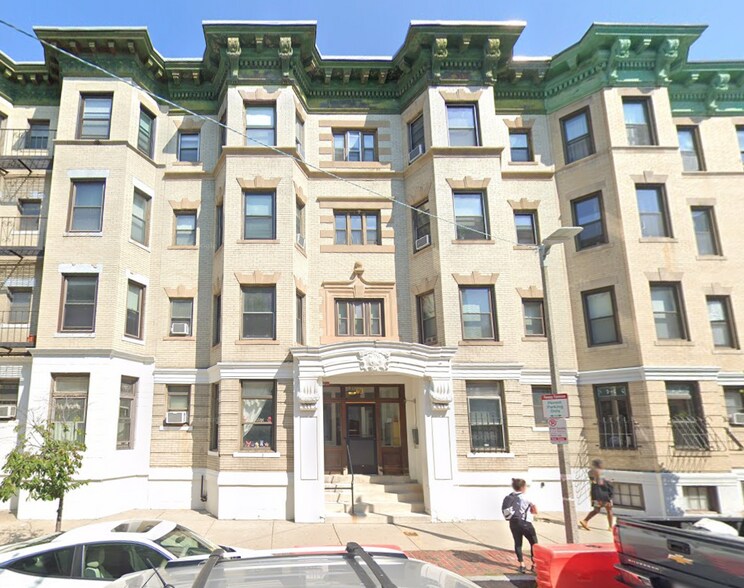 Building Photo - 65 Burbank St