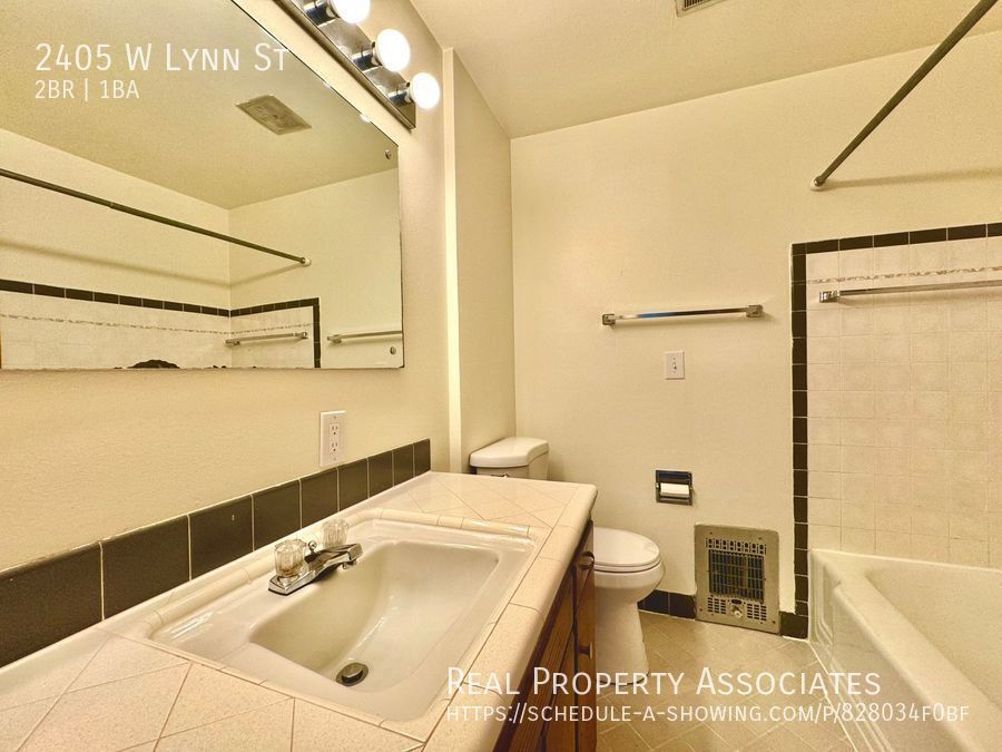 Building Photo - 2405 W Lynn St