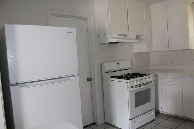 Building Photo - Comfy & Practical!