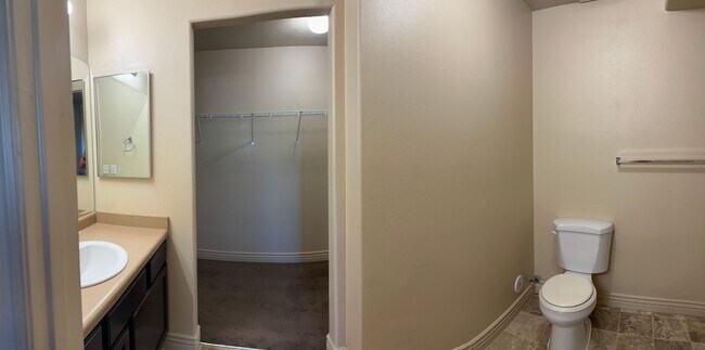 Building Photo - Great 3 Bed 2 Bath Sandy Condo!!