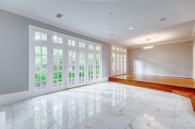 Building Photo - 201 Vanderpool Ln