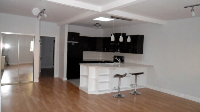 Building Photo - 909 N Poinsettia Pl