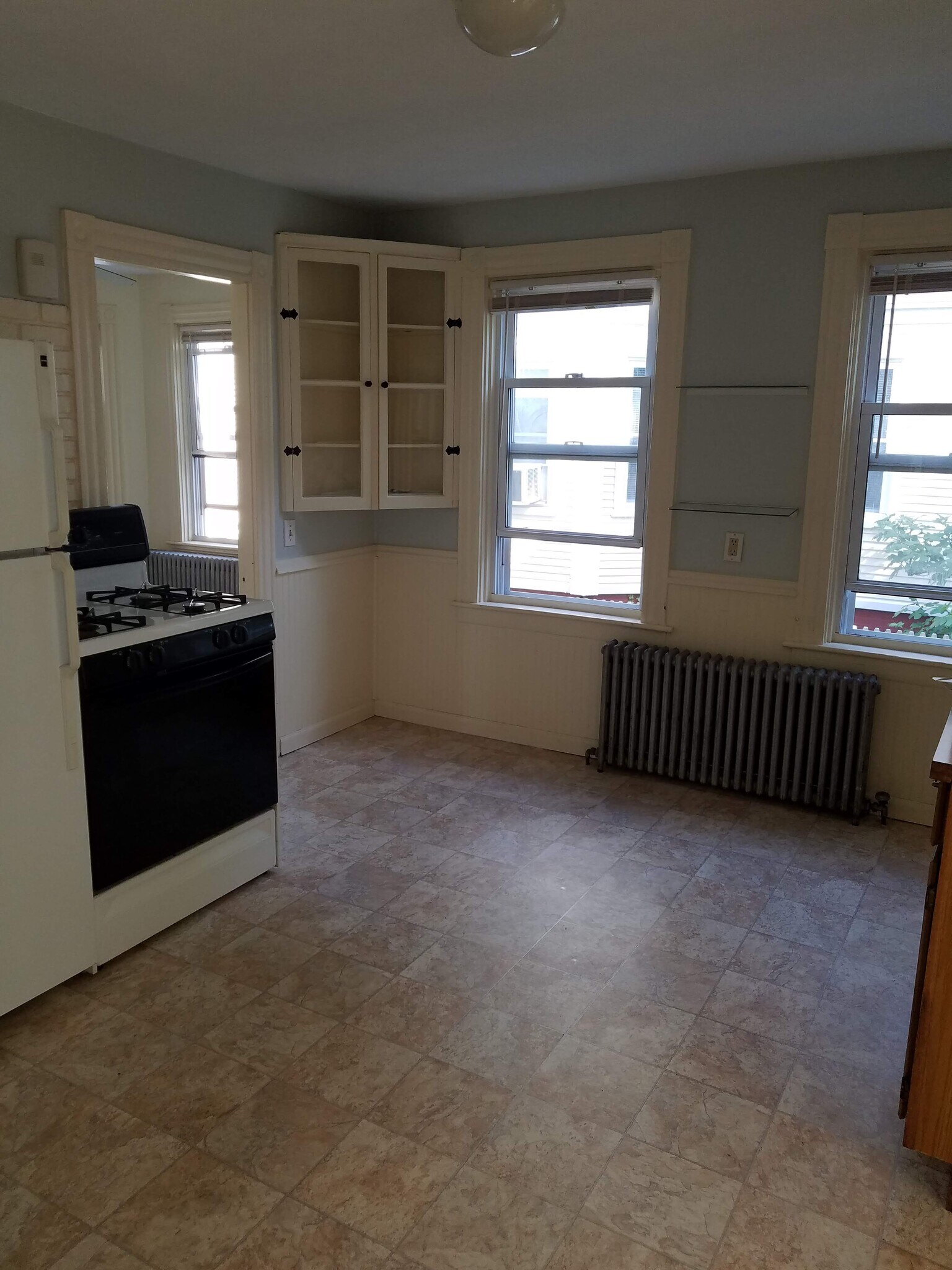 Kitchen - 48 Warren Ave