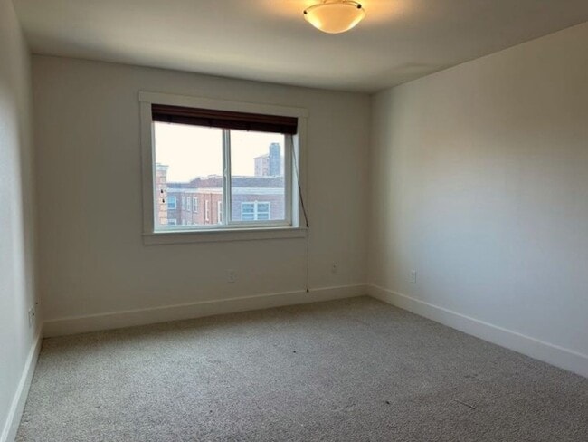 Building Photo - 1 bedroom top floor condo home in Stadium ...