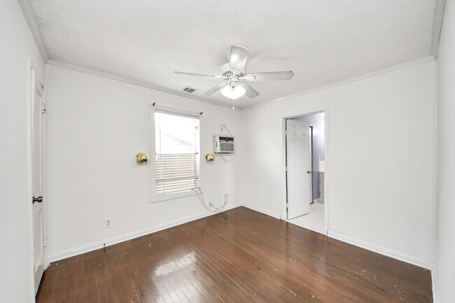 Building Photo - 7722 Elm St