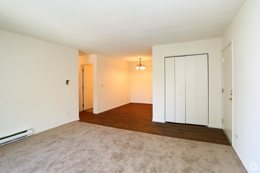 2BR, 2BA - 950SF - Living Room - Whispering Trails Apartments