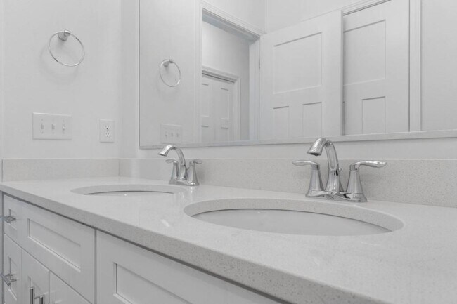 Building Photo - 533 Hill Ln