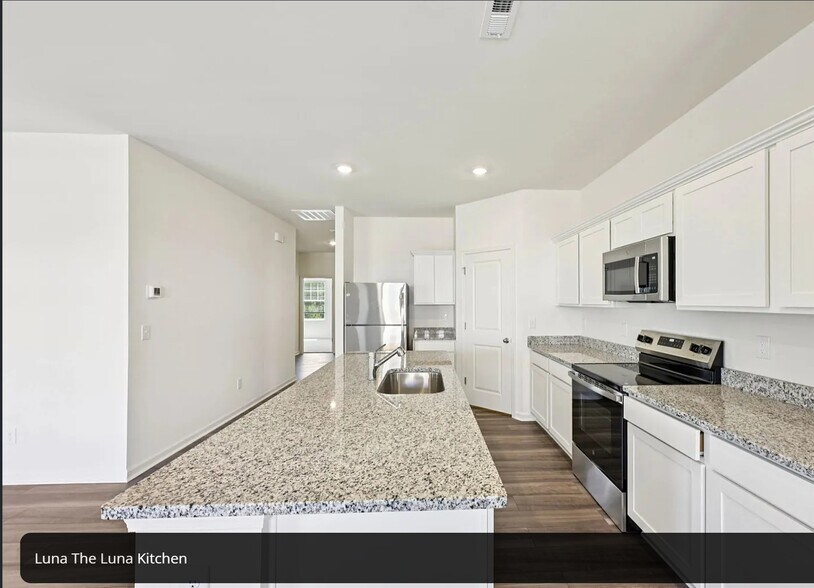Building Photo - 2632 Low Western Ave