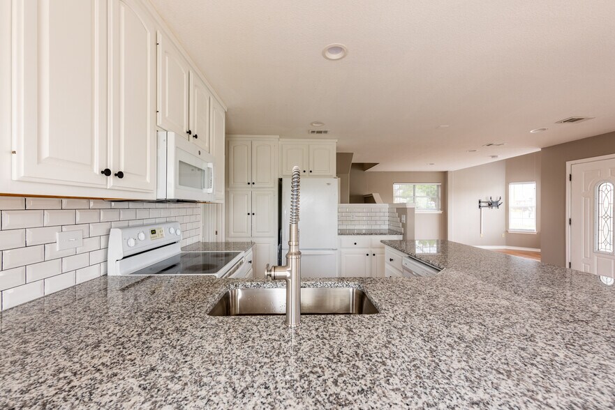 Kitchen - 1114 E 7th St
