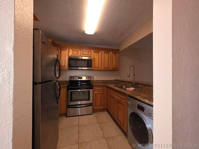 Building Photo - 1542 Lake Crystal Dr