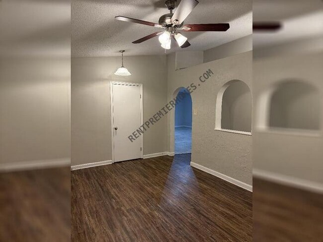 Building Photo - 8403 Woodview Dr E