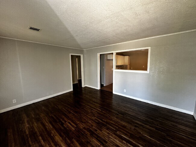 Building Photo - Charming 3-Bedroom Tulsa Home with Gleamin...