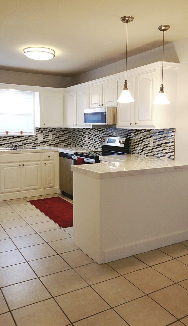 Building Photo - 1900 W Douglas St