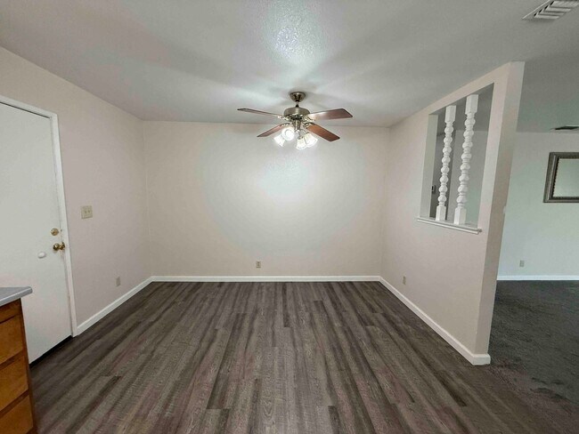 Building Photo - 3 Bed 2 Bath Just a Short Distance to Sac ...