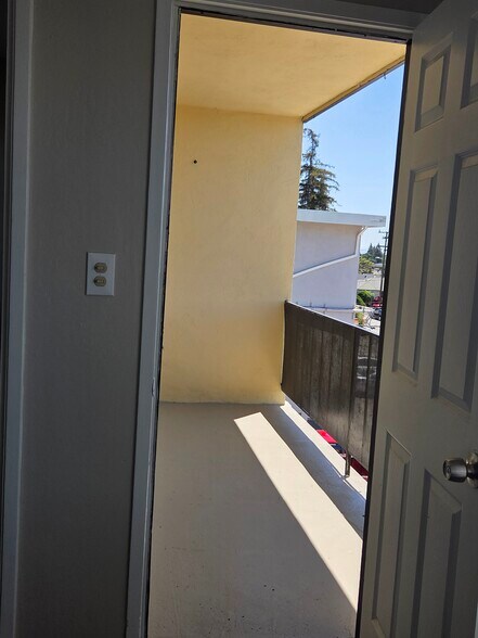 Building Photo - 25684 Spring Dr