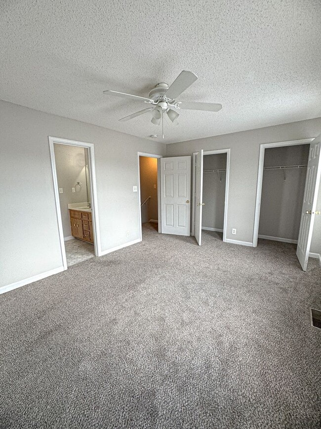 Building Photo - 205 Tree Line Dr