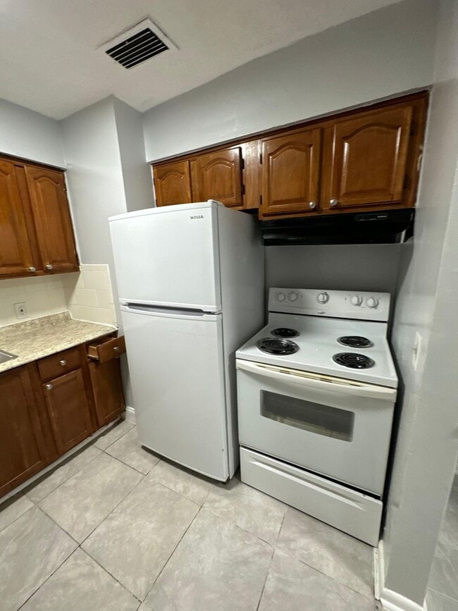 Building Photo - Fully Renovated 3/2 Available for Immediat...