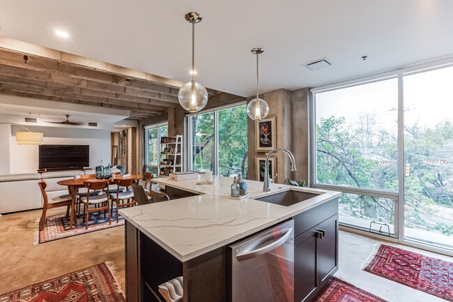 Building Photo - 1115 S Alamo St