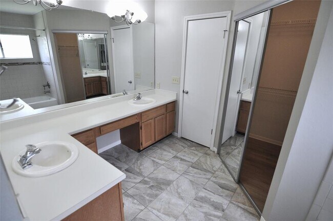 Building Photo - 602 Timbergrove Ct