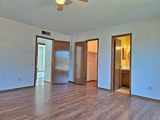 Building Photo - 537 W Redd Rd