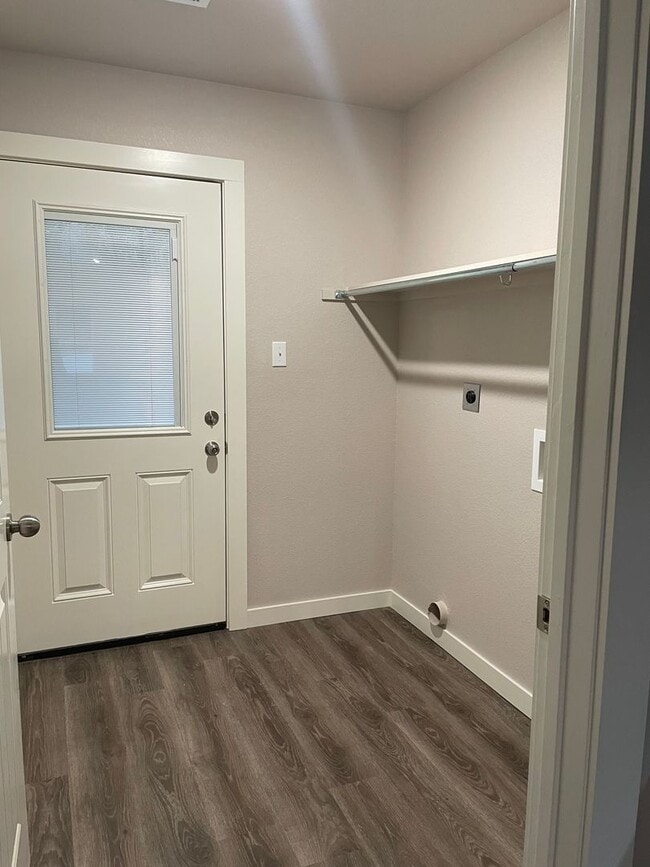 Building Photo - Three Bedroom/Two Bath home--ASK ABOUT MOVE IN SPECIAL