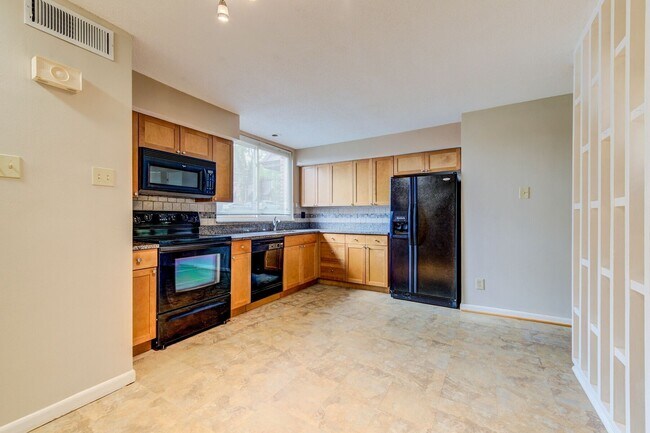 Building Photo - 25 Tower Hill Ct