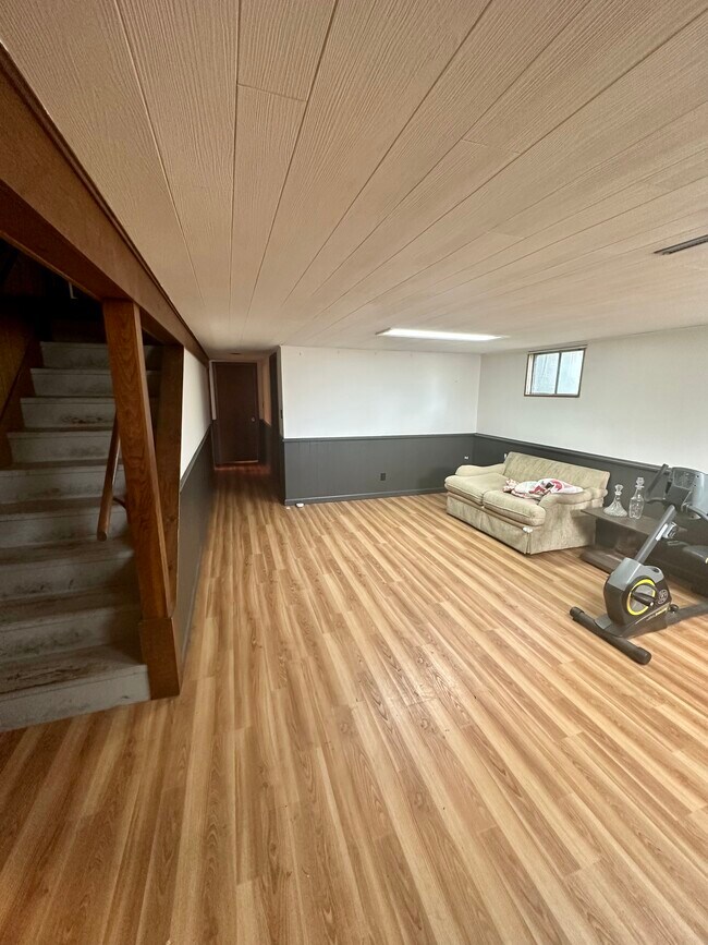 Building Photo - 2437 Vaughn Dr
