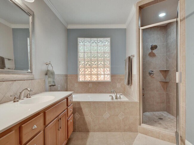 Building Photo - 610 W North Loop Blvd