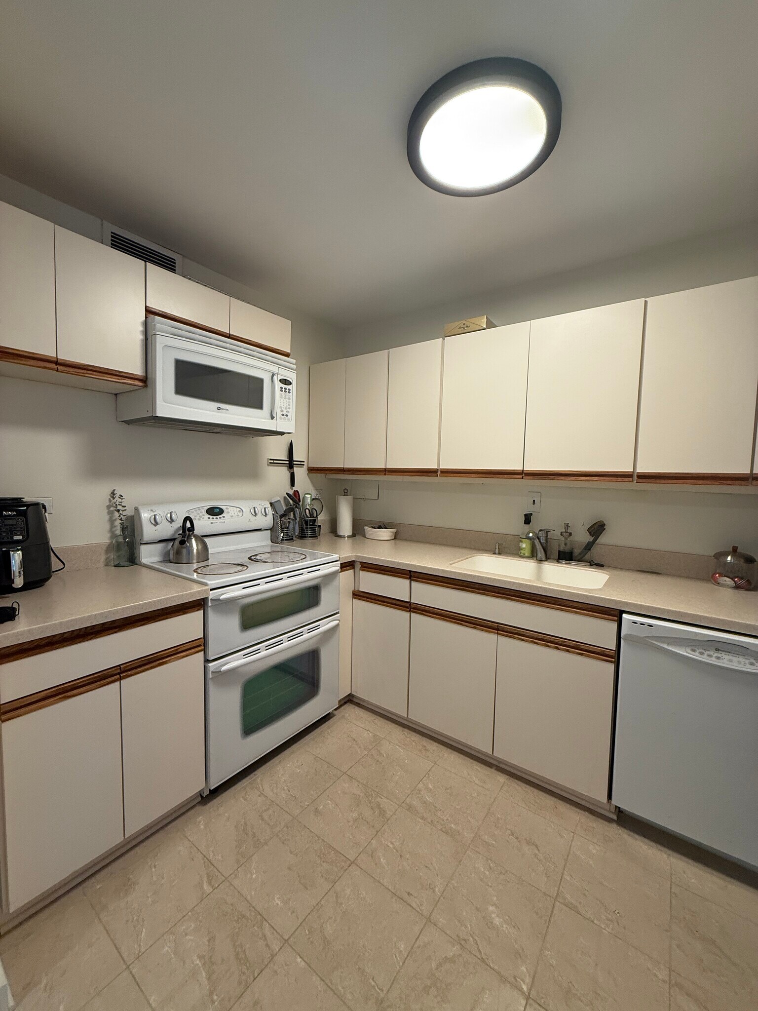 Building Photo - 900 N Lake Shore Dr