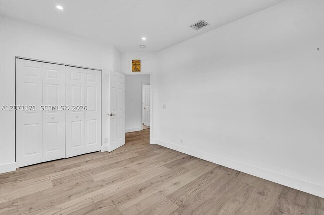Building Photo - 3433 SW 52nd Ave